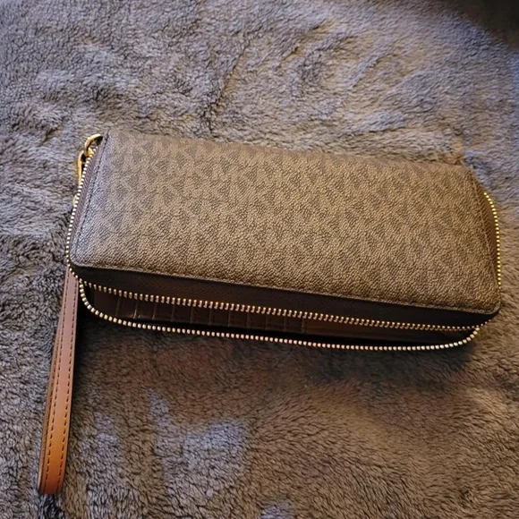 New Michael Kors Jet Set Travel Dark Brown Zip-Around Wristlet Wallet - Picture 5 of 5